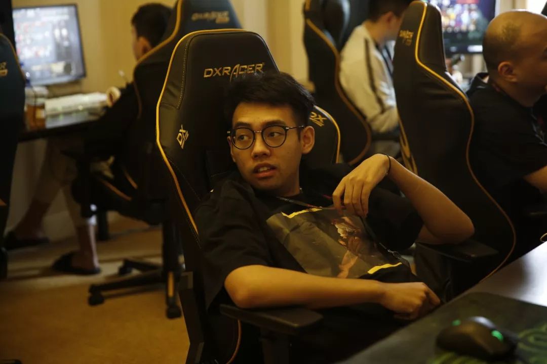 他在攻防两 他在攻防两